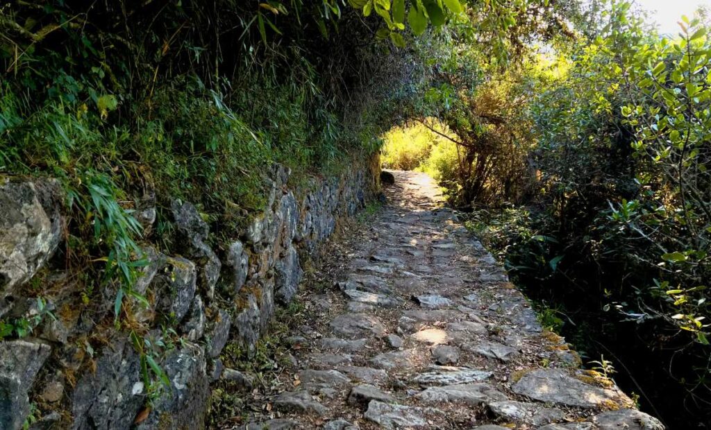 inca trail path to machu picchu